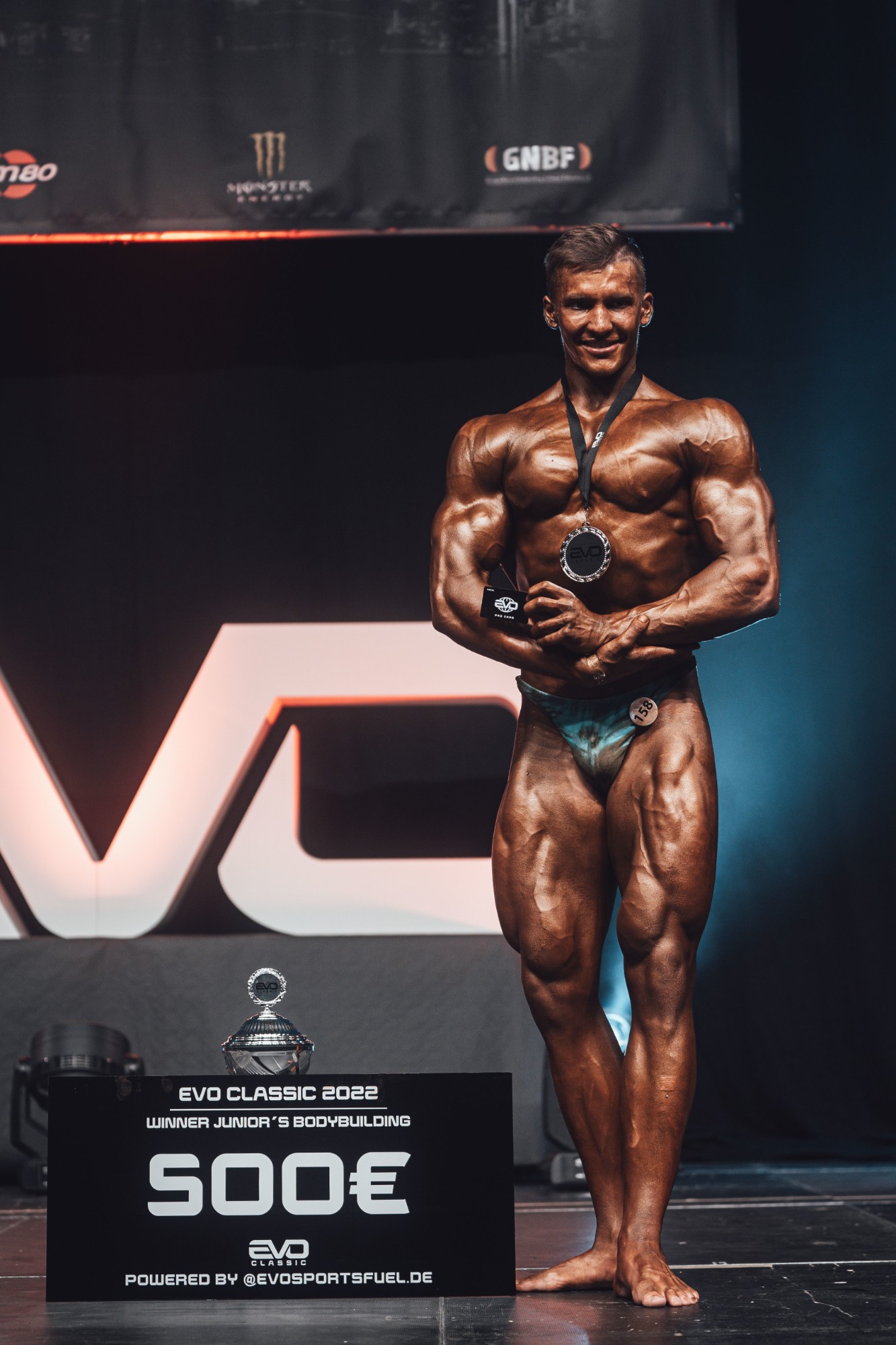Thomas Kazianschütz als Sieger der EVO Classic 2022 mit Medaille und Pokal